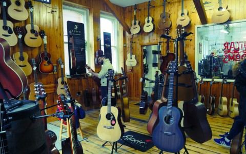 5 Tips for Choosing Your First Guitar: A Beginner's Guide